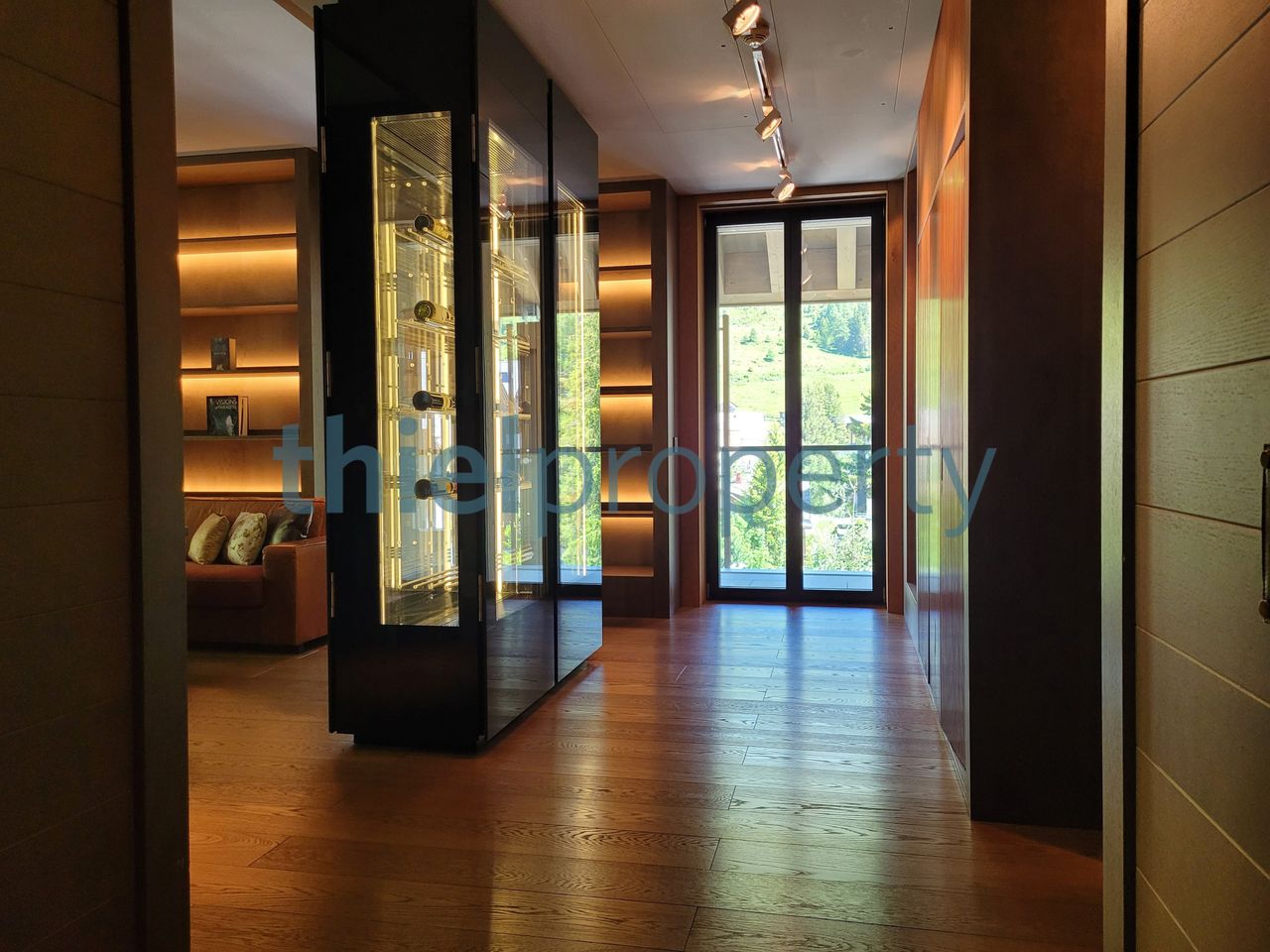 Blick vom Entrée zu Weinschrank und Teeküche - view from entrance to tea-kitchen and wine-cabinet