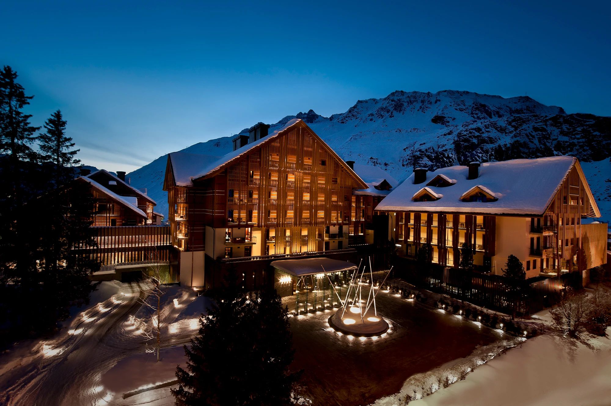 Winterlandschaft mit beleuchteten Chalets